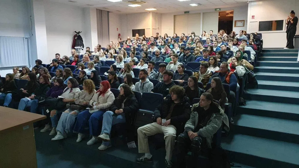 Voluntari noi în timpul adunării generale