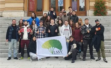 Voluntari cu steagul LSSV