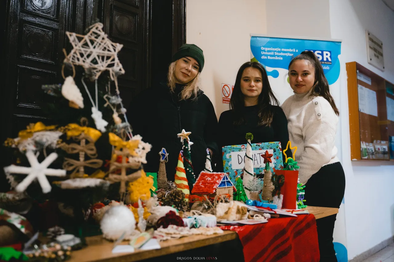 Voluntari la Târgul de Crăciun